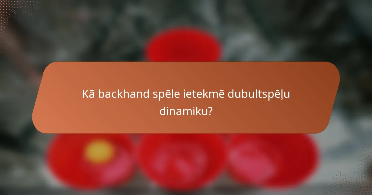 Kā backhand spēle ietekmē dubultspēļu dinamiku?