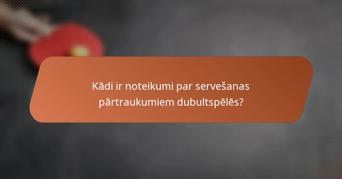 Kādi ir noteikumi par servešanas pārtraukumiem dubultspēlēs?